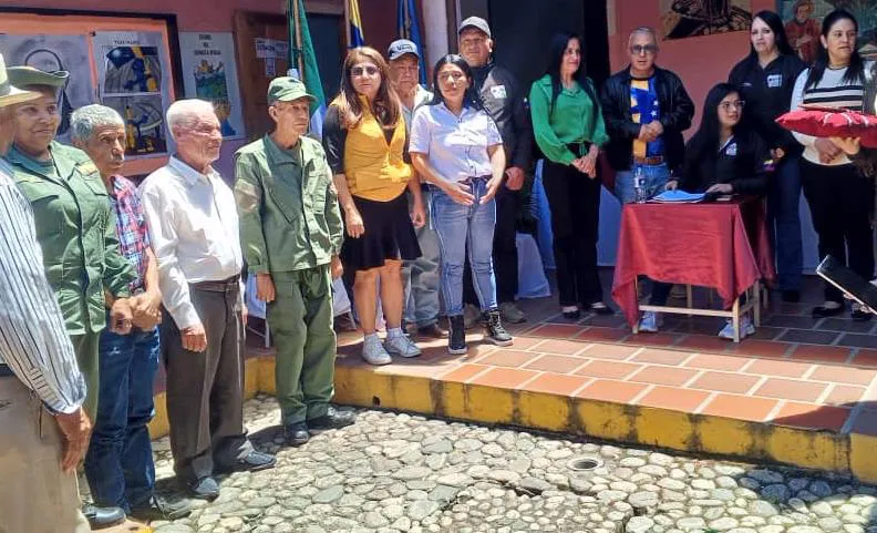 Autoridades municipales y adultos mayores homenajeados, durante el acto.