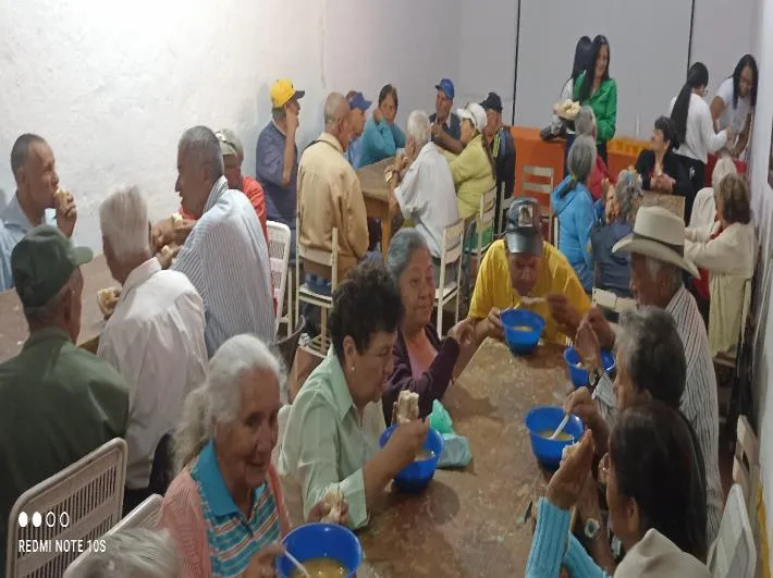 El compartir colectivo que cerró la jornada, con todos los presentes disfrutando del hervido.
