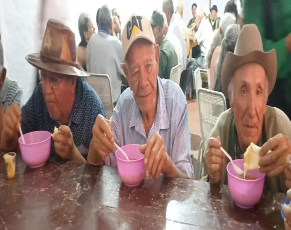 Tres de los homenajeados disfrutan del tradicional hervido.