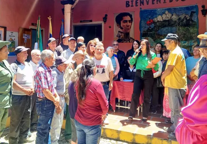 Una de las autoridades presentes se dirige a los abuelos y abuelas reunidos.