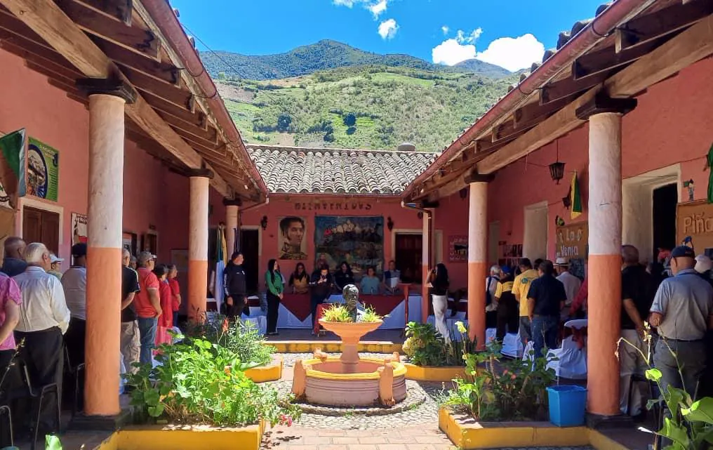 El patio central de la Casa de la Cultura «Don Jesús María Espinoza», con el presídium listo para el Homenaje a los Adultos Mayores del municipio Miranda.