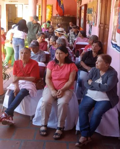 Abuelos y abuelas del municipio, durante los protocolos de apertura de la sesión especial.