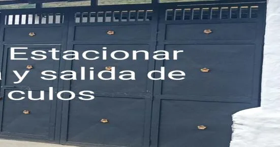 Con la otra hoja, el letrero quedaba en «Estacionar y salida de culos», para gracia de los «jodedores de oficio».