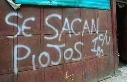 «Se sacan piojos, 1 Bs c/u»: el aviso que apareció en cuanto se supo de la «cundición» de piojos en una institución educativa.