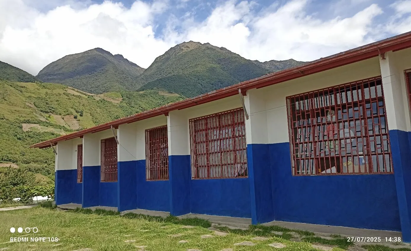 El Complejo Educativo «Canónigo Uzcátegui» hoy: sus pabellones pintados de blanco y azul, al pie de la montaña (julio de 2025).