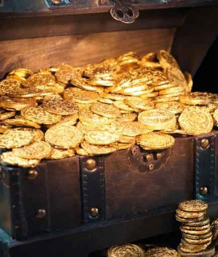 Un cofre de madera rebosante de monedas de oro, la estampa con que se imagina el entierro.
