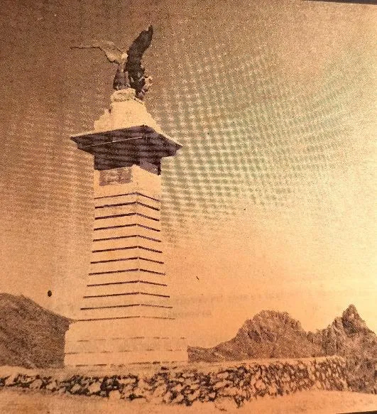Postal antigua coloreada del Monumento a la Gloria del Libertador en el alto páramo, con el cóndor andino rematando la pirámide escalonada.
