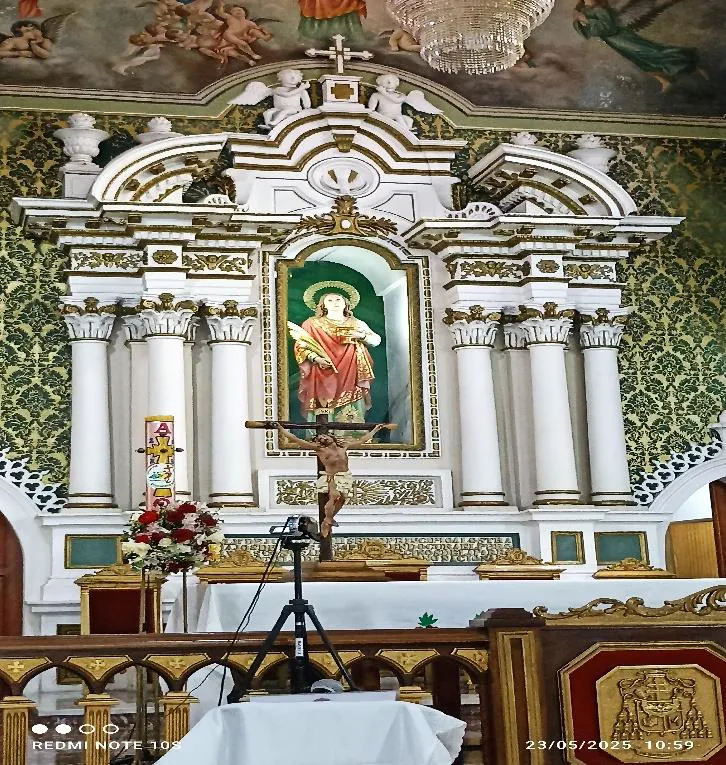 El Altar Mayor de la iglesia Santa Lucía de Timotes: las columnillas, los dorados y la imagen de la santa en la hornacina central.