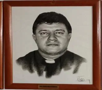 Retrato a lápiz, enmarcado y firmado, de un sacerdote con alzacuellos.
