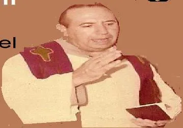 Un sacerdote con casulla roja, leyendo, en una fotografía de grano grueso.
