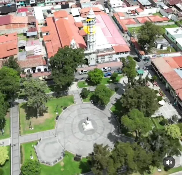 Vista aérea del casco de Timotes: la plaza con su glorieta circular, los techos rojos y la torre del reloj.