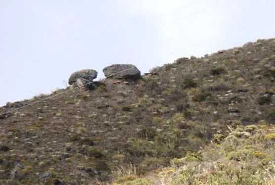Las Piedras que se Besan vistas de lejos desde la vía, todavía separadas sobre el lomo del cerro.