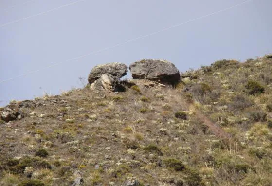 Las Piedras que se Besan desde otro ángulo del camino, de nuevo distantes.