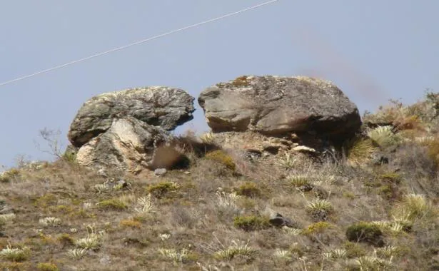 Las piedras casi enfrentadas sobre la pendiente, con el cielo limpio del páramo detrás.