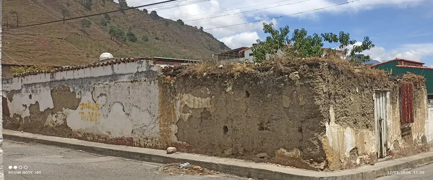 Una casa antigua en ruinas, con las tapias descarnadas y sin techo, en el casco del pueblo: la ilustración de lo que la crónica llama la nostalgia por lo que se va.