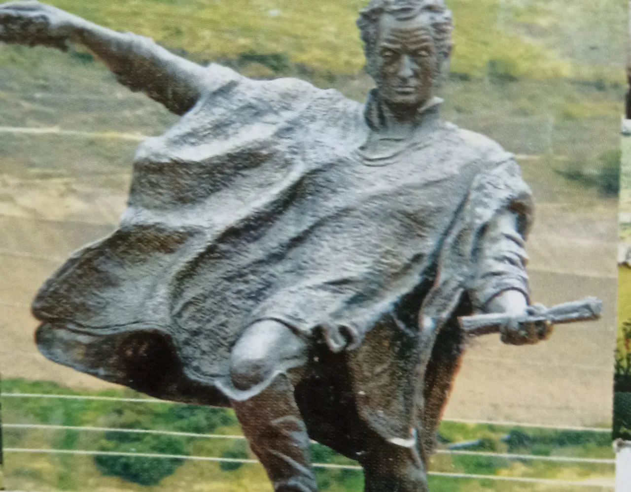 Estatua de Bolívar pedestre con la ruana paramera echada sobre los hombros y la espada en la mano, el Bolívar de ruana que la crónica sitúa en la plaza de Mucuchíes.