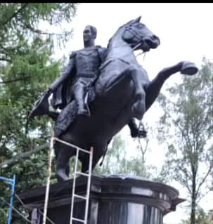 Estatua ecuestre de Bolívar con el caballo encabritado, todavía con una escalera apoyada en el pedestal.