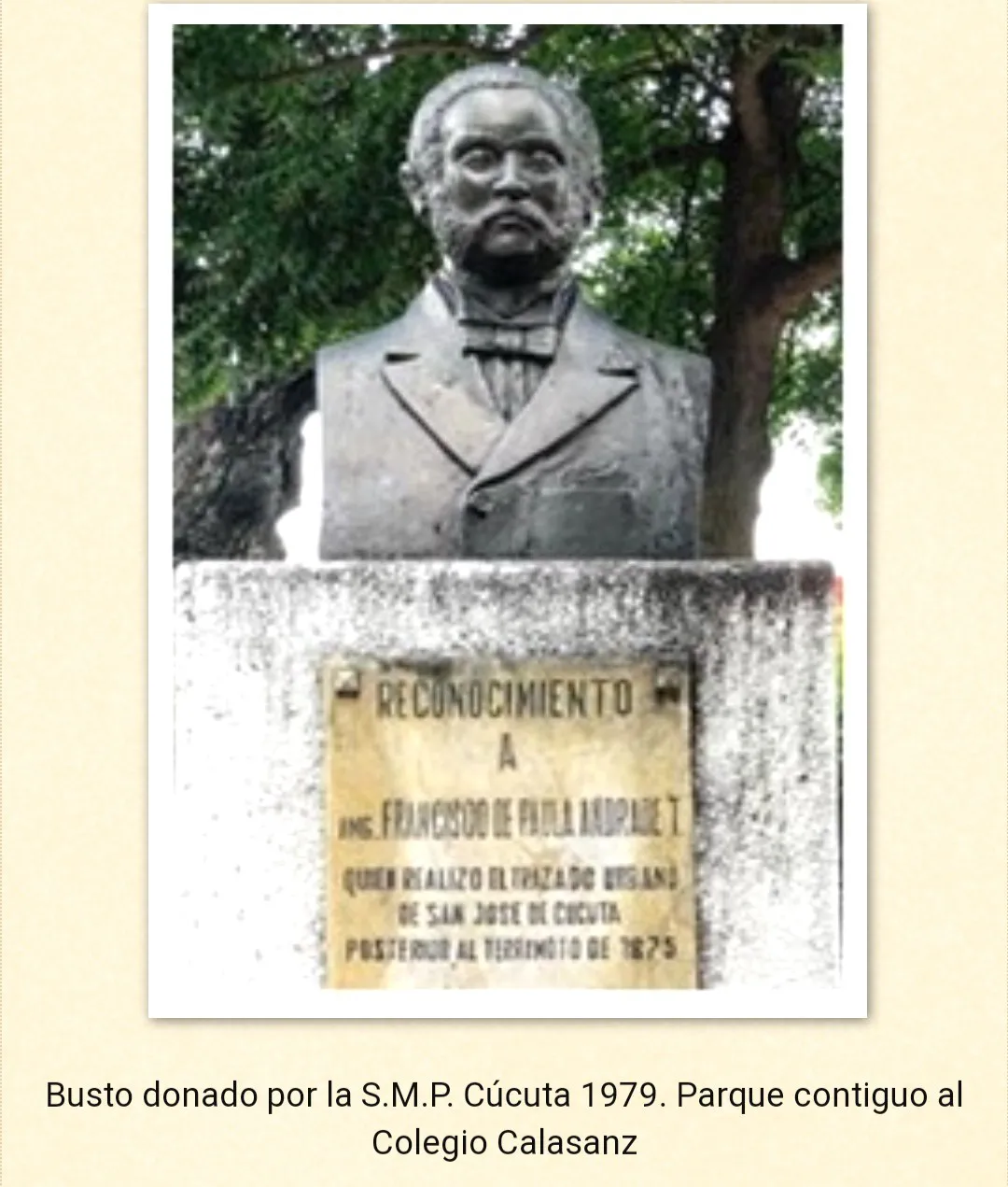 El busto de Andrade Troconis con su placa de reconocimiento; al pie, impreso: «Busto donado por la S.M.P. Cúcuta 1979. Parque contiguo al Colegio Calasanz».