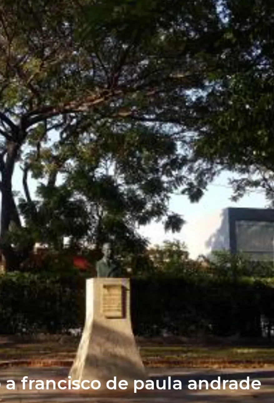 El busto sobre su pedestal, a la sombra de los árboles del parque.