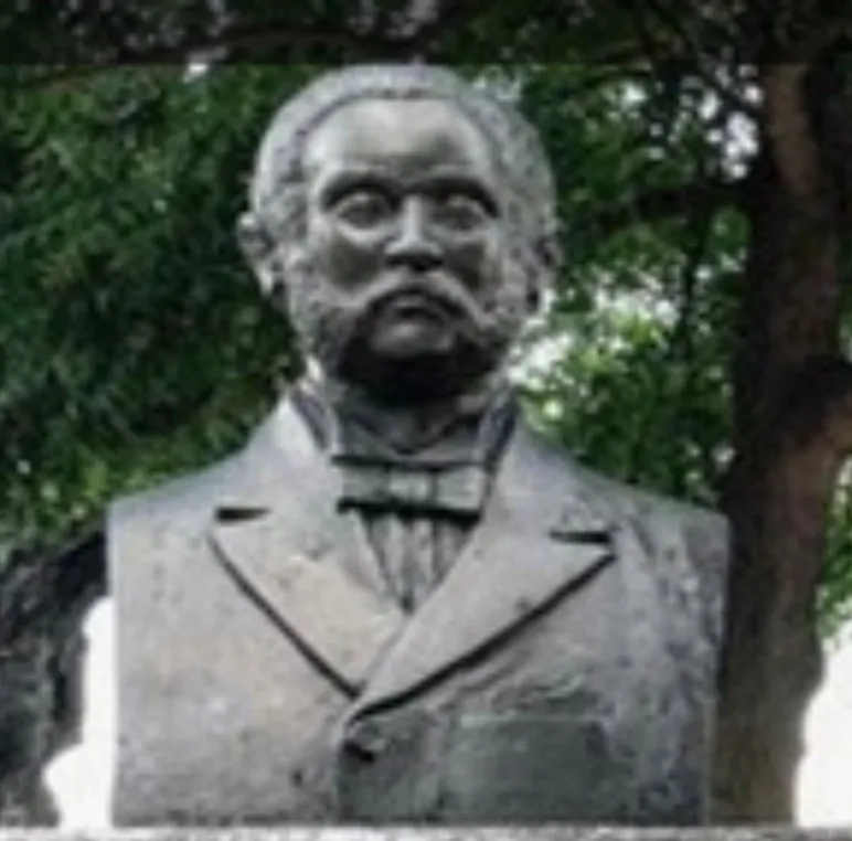 Primer plano del busto de bronce del ingeniero.