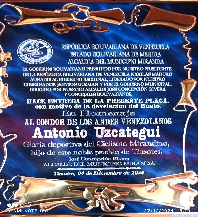 La placa del monumento: «Al Cóndor de Los Andes venezolanos Antonio Uzcátegui», Timotes, 04 de diciembre de 2024.