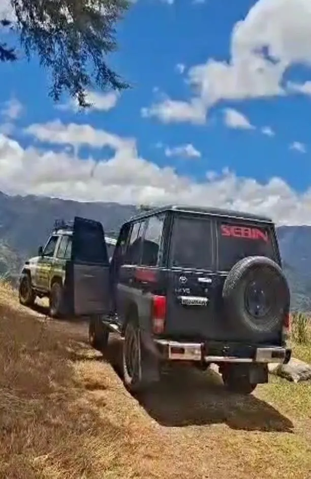 Vehículos del SEBIN en el camino de acceso a la zona afectada.