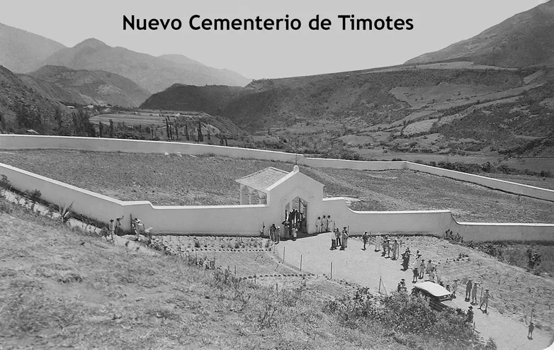 El nuevo cementerio de Timotes: un recinto amurallado en una ladera, con las montañas al fondo.