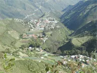Vista del valle de Timotes desde lo alto: el pueblo entre montañas cultivadas.