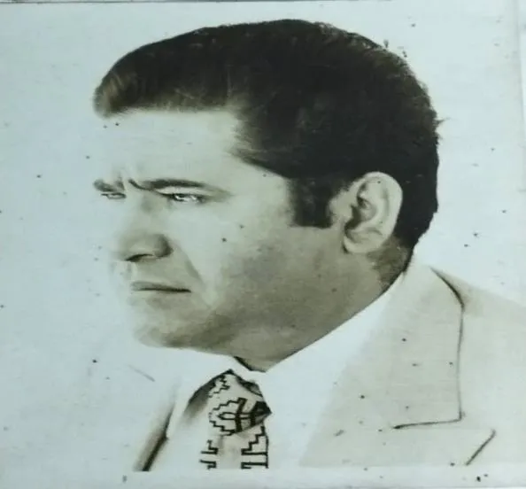 Don Eduardo, de perfil, en otra fotografía de sus años jóvenes.