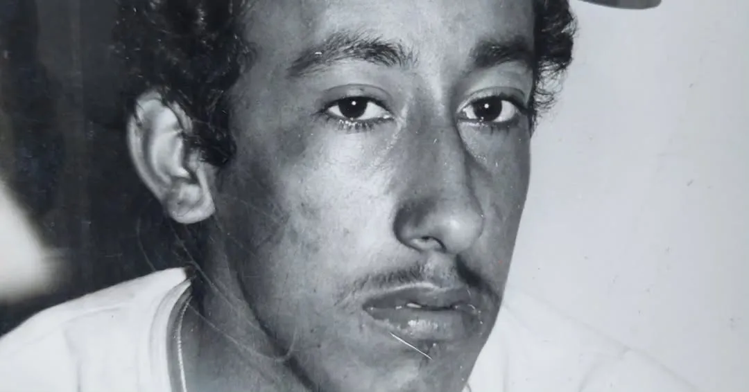 Retrato en blanco y negro de un hombre joven.