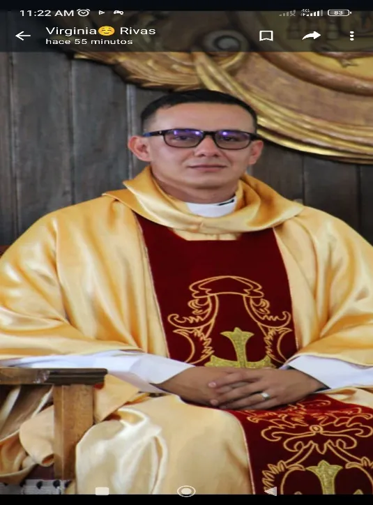 Un sacerdote joven revestido, en una captura de la publicación de otra persona en una red social.