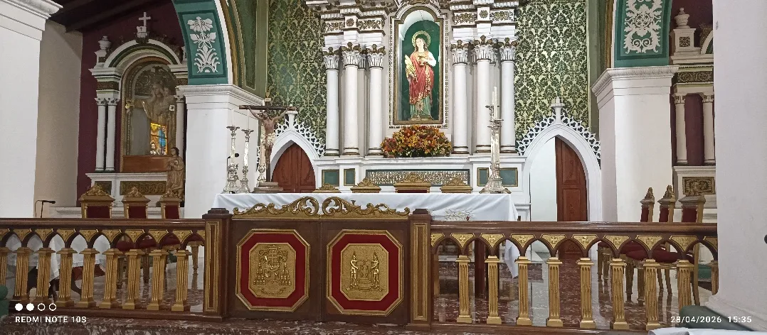 El Altar Mayor de la Basílica Menor de Santa Lucía, con la imagen de la patrona en su hornacina y la baranda de comunión de mármol.