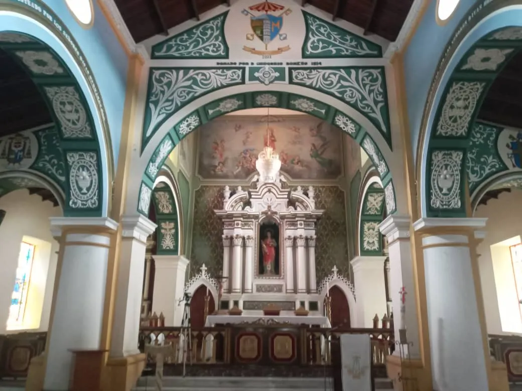 El interior de la Basílica hacia el Altar Mayor, con los arcos decorados y la inscripción «Donado por D. Gregorio Romero 1924».