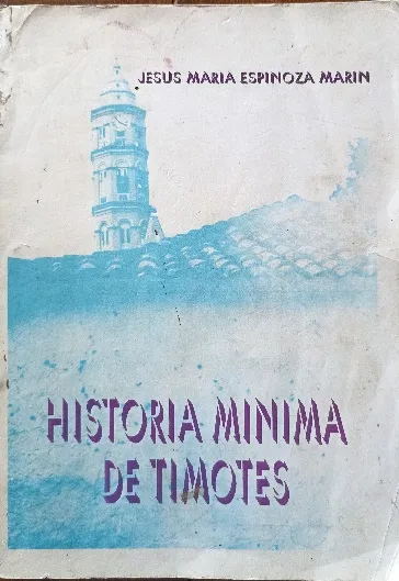 Portada de «Historia Mínima de Timotes», de Jesús María Espinoza Marín, con la torre de la Basílica y los techos de teja en azul.
