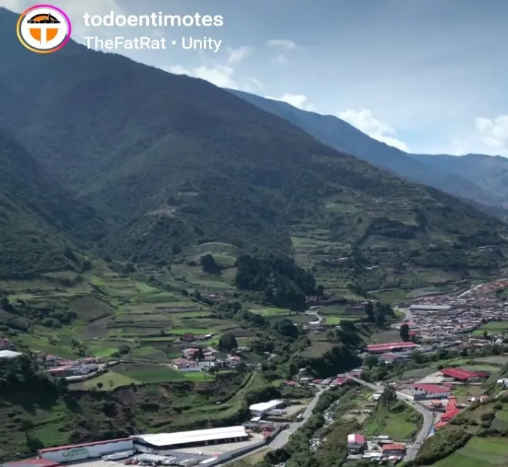 Vista aérea del valle de Timotes, con las parcelas escalonadas y el pueblo tendido en el fondo. Captura de un vídeo publicado en una red social.