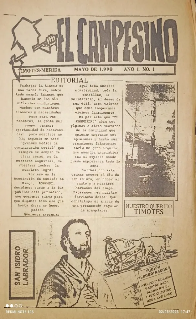 Primera plana de «El Campesino», año 1 número 1, Timotes, mayo de 1990: periódico de la Asociación de Comités de Riego, con su editorial, la viñeta de San Isidro Labrador arando con bueyes y el equipo coordinador al pie.