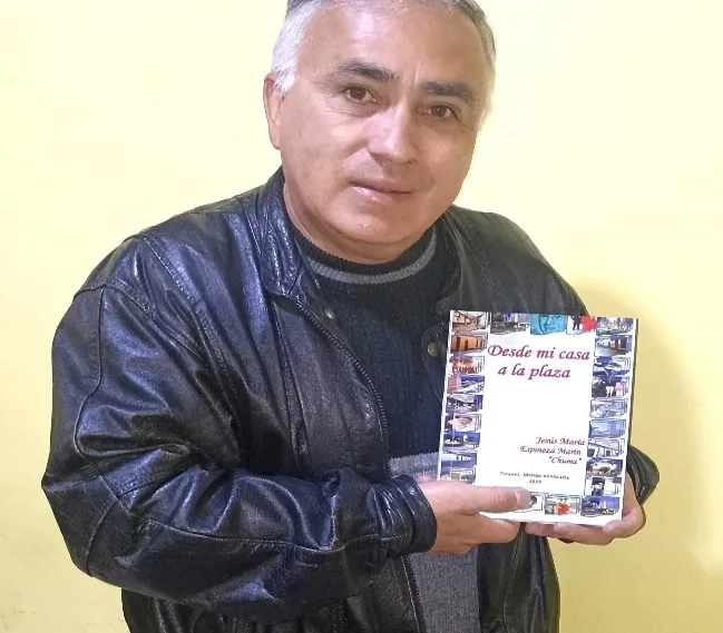 El cronista muestra su libro «Desde mi casa a la plaza» (Timotes, 2023).