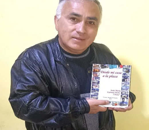 El cronista muestra su libro «Desde mi casa a la plaza» (Timotes, 2023).