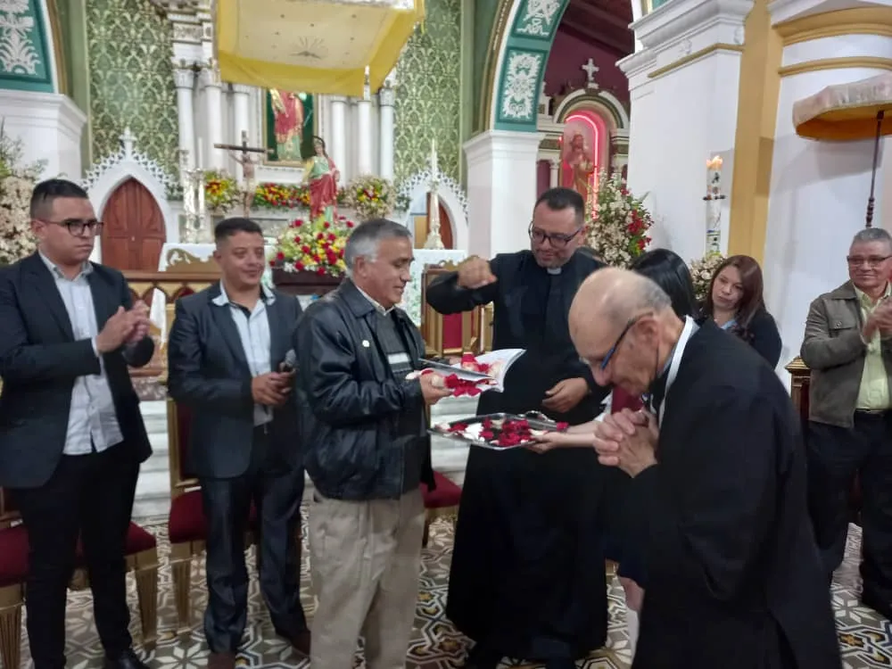 Bautizo del libro «Desde mi casa a la plaza», de Jesús María Espinoza Marín, el 24 de mayo de 2023. Entre otros aparecen el Padre Iván Pineda, inclinado, y el Padre Amílcar Lobo.