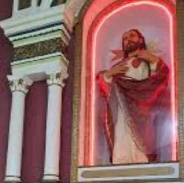 La imagen del Sagrado Corazón de Jesús en su hornacina, perfilada con luz de neón.