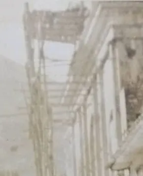 Fotografía antigua y muy velada de la iglesia en obras, con los andamios de madera montados sobre la cornisa.