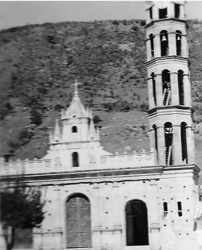 Fotografía antigua de la iglesia con la torre todavía en obras, andamiada por dentro.