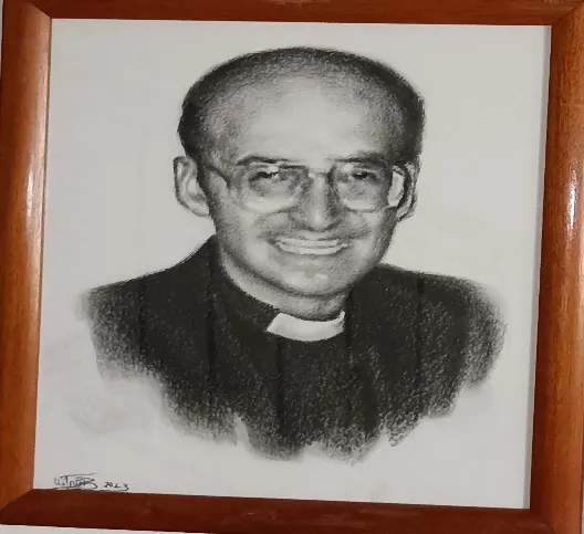 Retrato a carboncillo de un párroco sonriente, firmado en 2023, de la galería de la parroquia.