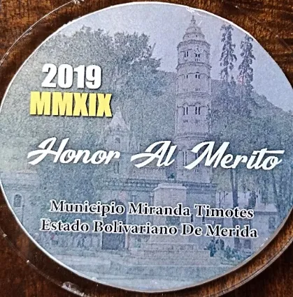 La medalla «Honor al Mérito» 2019 del municipio Miranda, con la torre de la Basílica grabada al fondo.