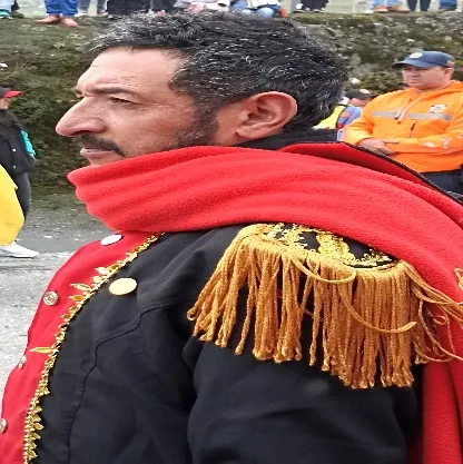 De perfil, el vecino que encarna al Libertador, con la casaca de charreteras doradas y la bufanda roja.