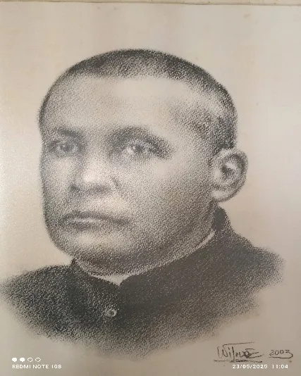 Retrato a carboncillo de un sacerdote de sotana, firmado en 2003, de la galería de párrocos.