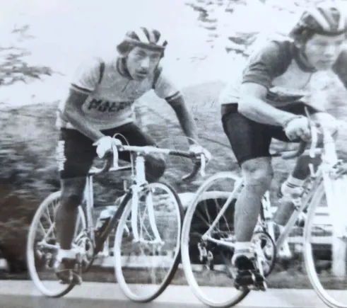 Dos ciclistas en plena carrera por la carretera del páramo, en una fotografía antigua.