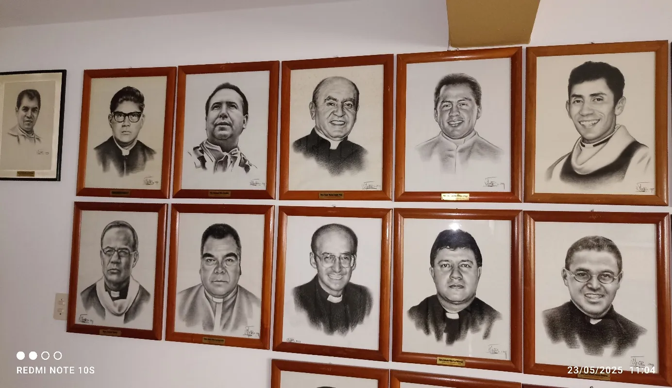 La galería de retratos a carboncillo de los párrocos de Timotes, enmarcados y con su cartela de bronce, colgados en dos hileras.