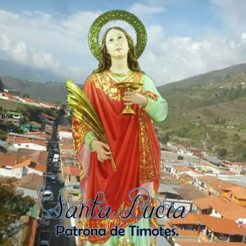 La imagen de Santa Lucía con la palma y el plato de los ojos, montada sobre una vista aérea del pueblo, con la leyenda «Patrona de Timotes».