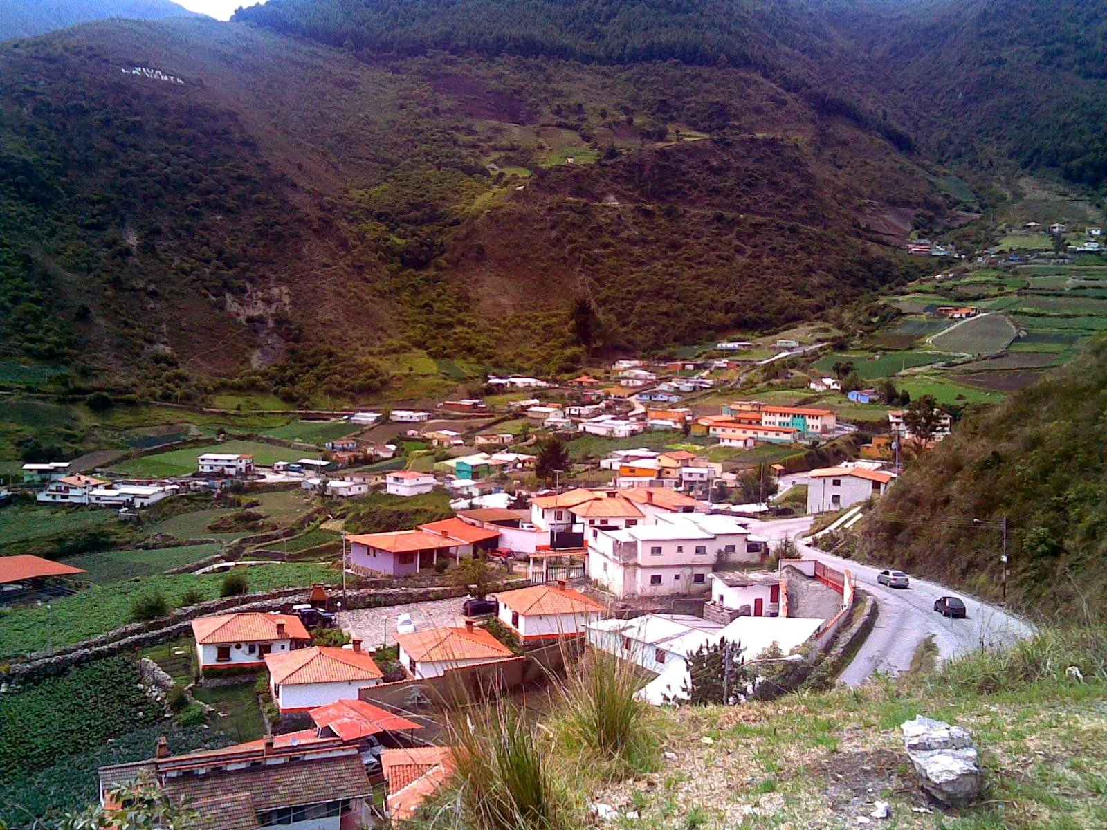 El libro la titula «Parroquia Piñango», pero en el cerro del fondo se lee LA VENTA: la vista es del pueblo de La Venta desde la altura.